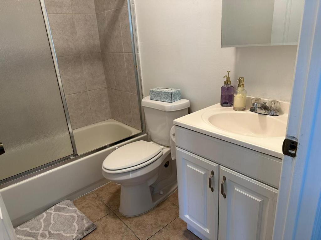 uma casa de banho com um WC, um chuveiro e um lavatório. em Casita En Miami em Miami