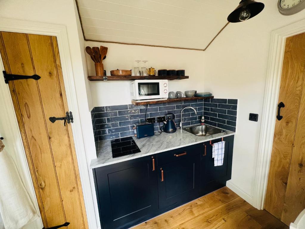 Kuchyň nebo kuchyňský kout v ubytování Romantic Shepherds Hut with Hot Tub in The Heart of Snowdonia