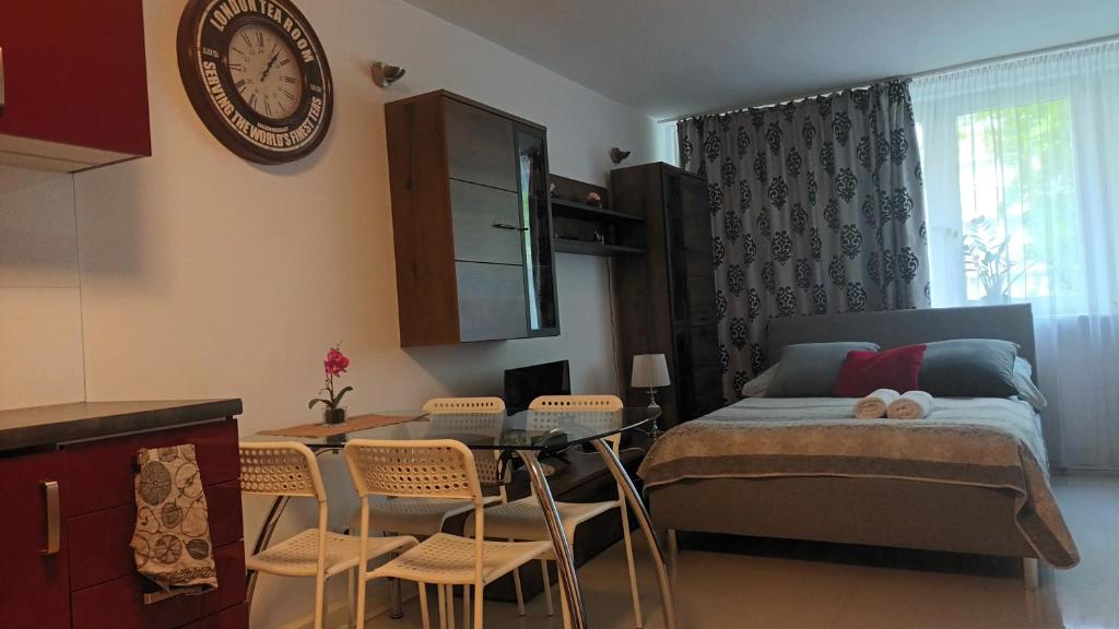 Posteľ alebo postele v izbe v ubytovaní CHERRY APARTAMENT W ŚCISŁYM CENTRUM