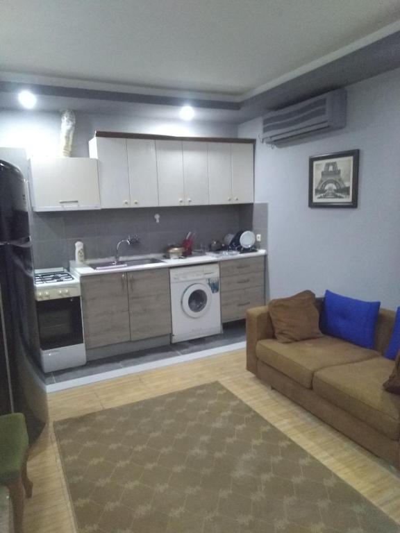 uma sala de estar com um sofá e uma cozinha em mediterranean house em Antalya