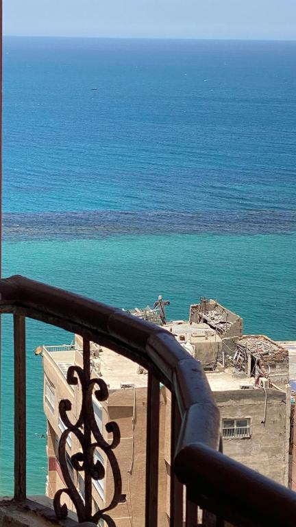 uma vista para o oceano a partir de uma varanda em Alexandria apartment em Alexandria