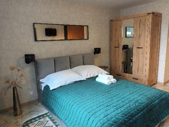 een slaapkamer met een bed met twee handdoeken erop bij Green apartament w Centrum in Warschau