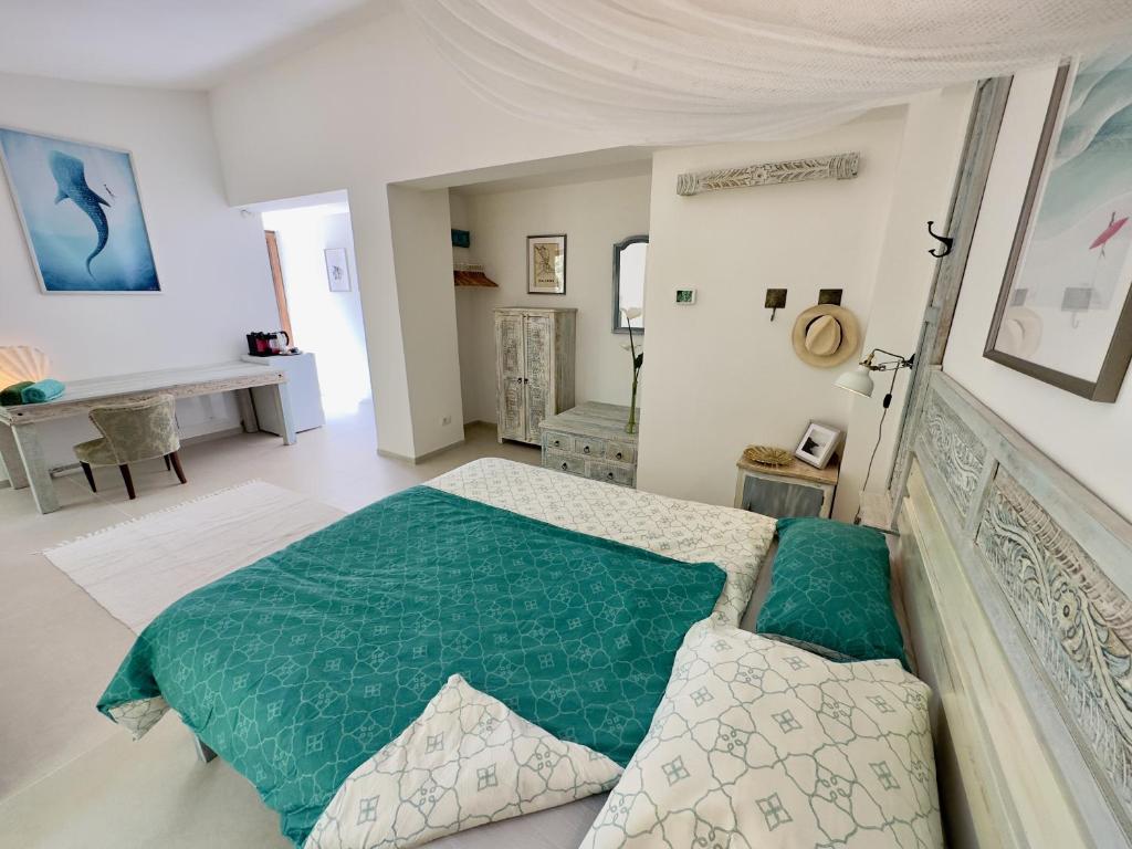 een slaapkamer met een bed met een groene deken bij Cefalù Forest Hideout in Cefalù