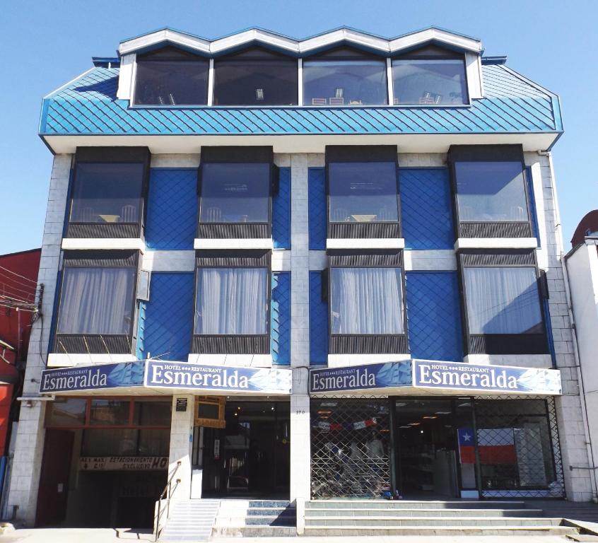 un edificio azul y blanco con techo azul en Hotel Esmeralda en Castro