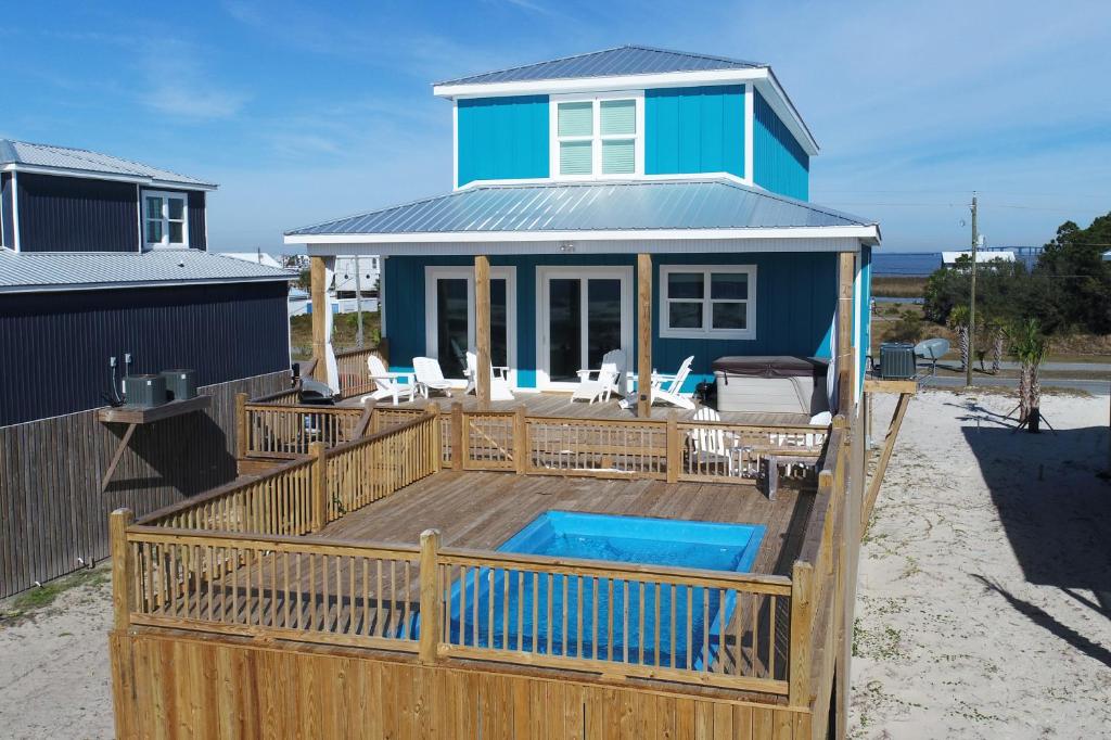 Casa azul con terraza y piscina en Aqua Pearl, en Dauphin Island