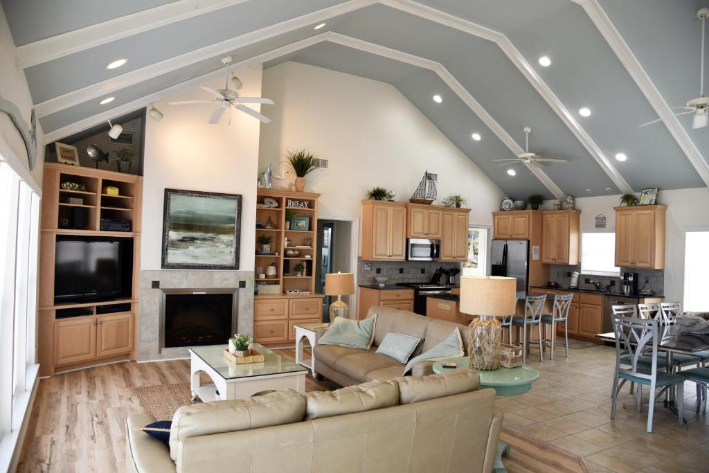 Blue Tide, Dauphin Island (updated prices 2025)