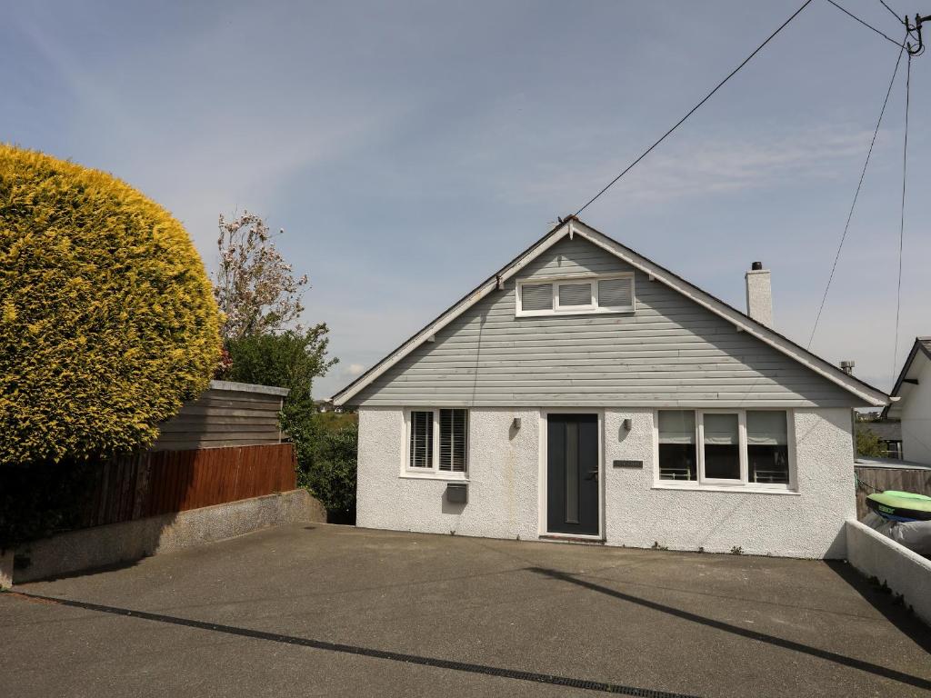 uma casa branca com um telhado cinzento em Nyth Y Fran em Abersoch