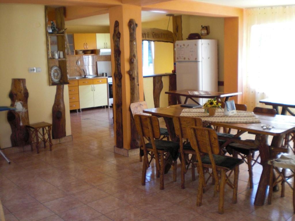 een keuken en eetkamer met een tafel en stoelen bij Complex Cazare Balea Transfagarasan in Cîrţişoara