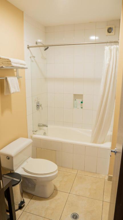 Koupelna v ubytování Fenix Hotel