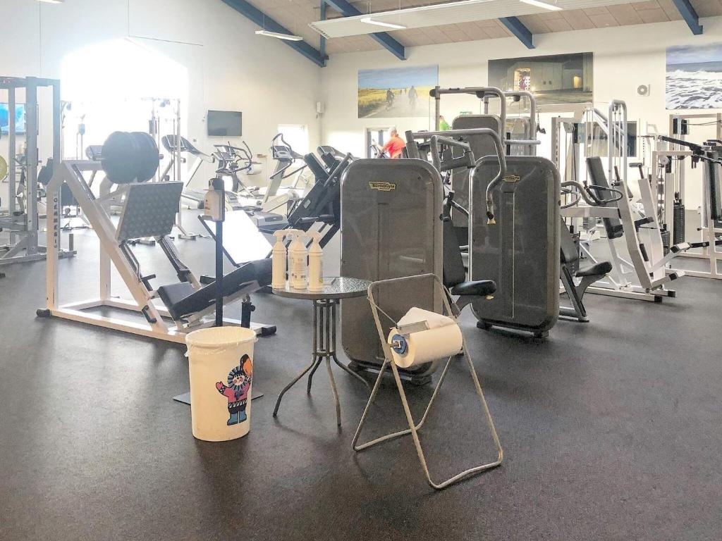 Fitness centrum a/nebo fitness zařízení v ubytování 6 person holiday home in Thyborøn-By Traum