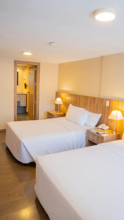 Postel nebo postele na pokoji v ubytování Fenix Hotel