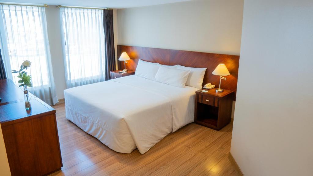 Postel nebo postele na pokoji v ubytování Fenix Hotel