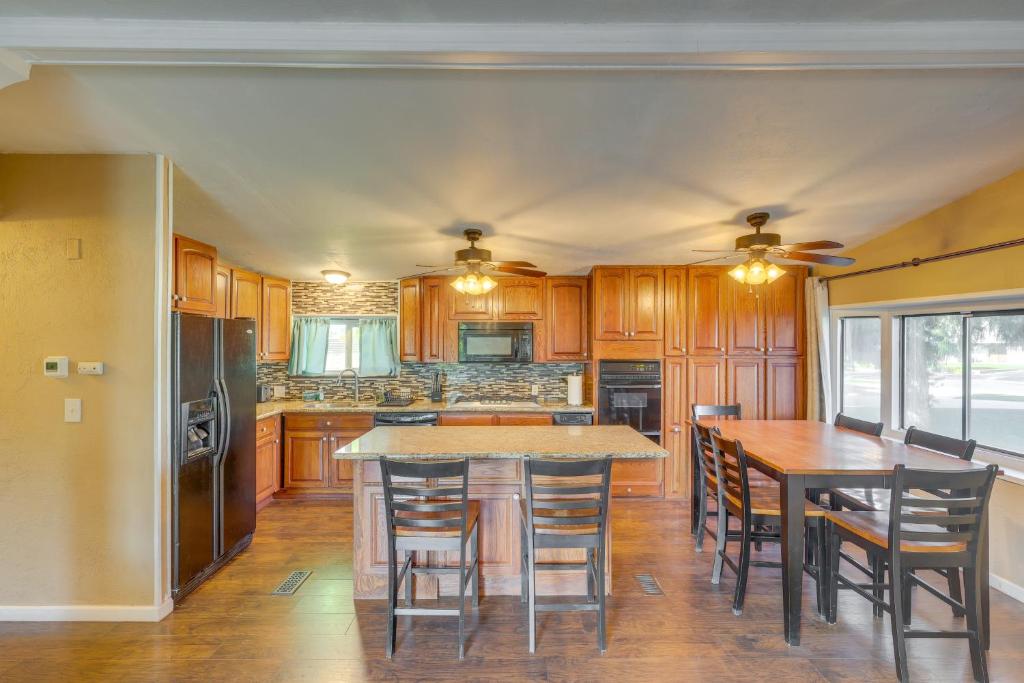 California Vacation Rental with Full Kitchen and Yard!, Bakersfield (updated prices 2024)