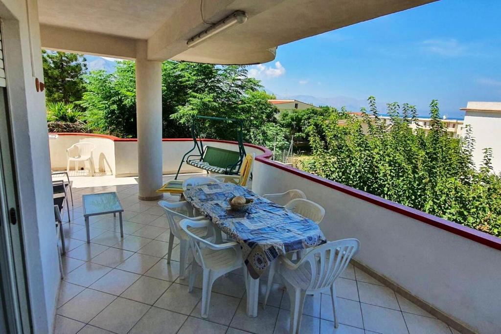 un patio con tavolo e sedie sul balcone. di 3 bedrooms apartement at Alcamo 100 m away from the beach with sea view enclosed garden and wifi ad Alcamo