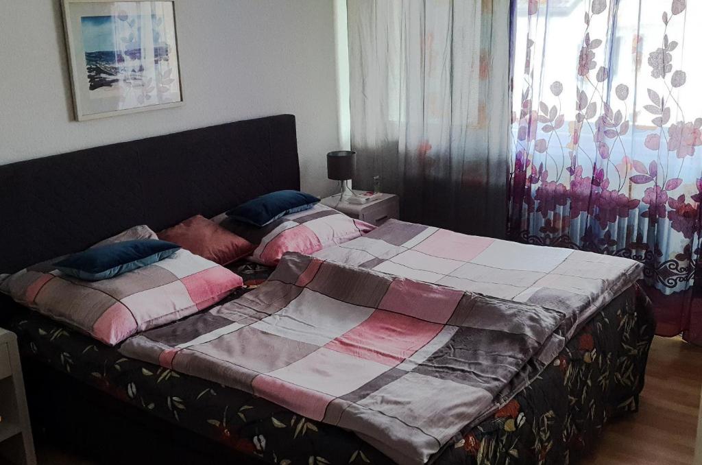 um quarto com uma cama grande com duas almofadas em Apartment to stay em Wernau