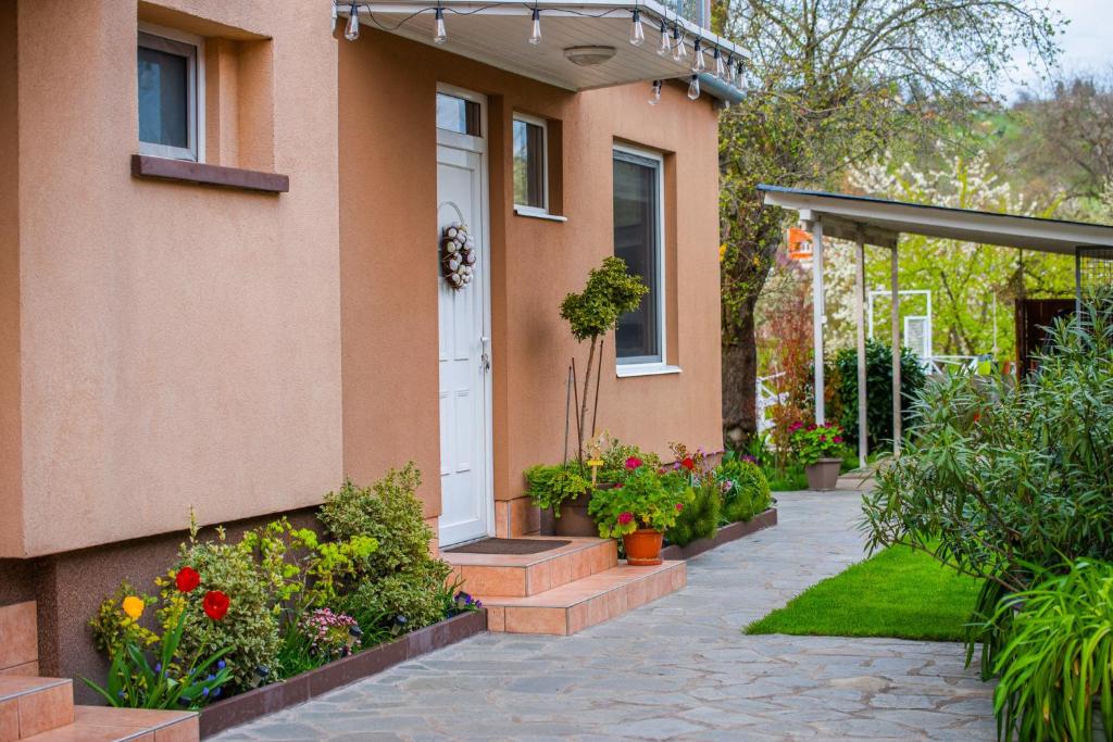 Ogród w obiekcie Riverside Apartman**** Miskolc