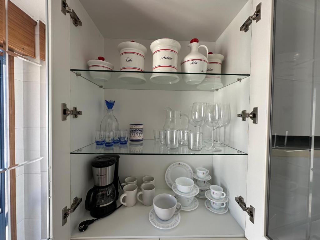 Zestaw do parzenia kawy i herbaty w obiekcie Apartamento Salgueirón