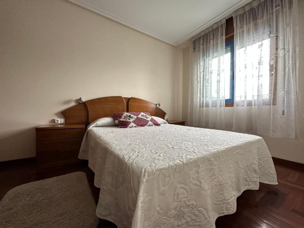Łóżko lub łóżka w pokoju w obiekcie Apartamento Salgueirón