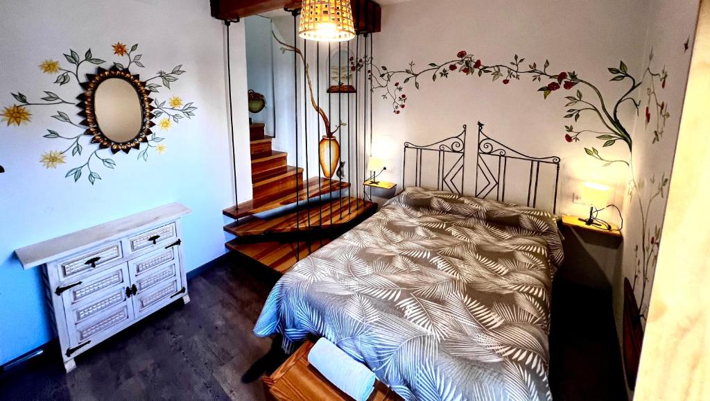 1 dormitorio con cama, espejo y escalera en Destino Deluxe Plaza De Santiago - 1 hab, en Cáceres