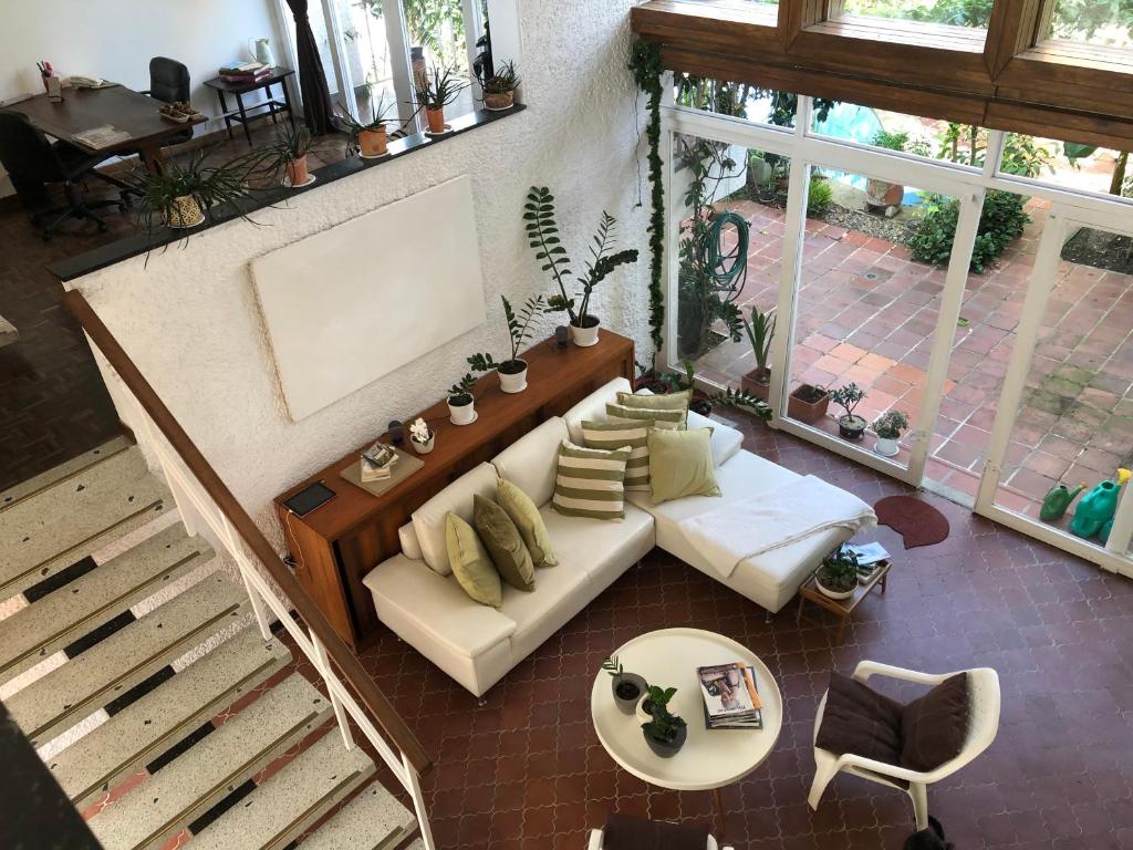an overhead view of a living room with a couch at La Jardinatta in Bucaramanga