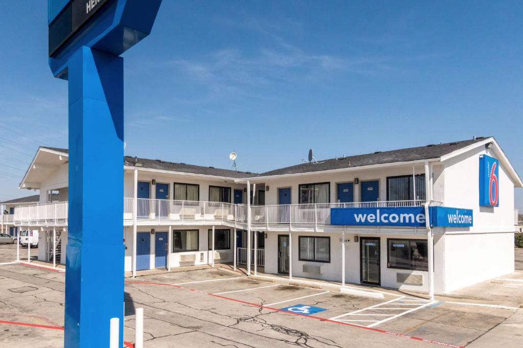 a building with a welcome sign in front of it at Motel 6 Fort Worth, TX - North in Fort Worth