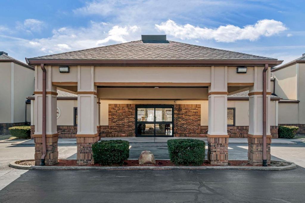 un grand bâtiment avec piliers dans un parking dans l'établissement Comfort Inn East, à Oregon