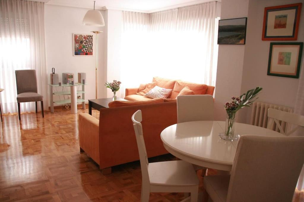 Χώρος καθιστικού στο LEKKER&VIDA, Vivienda de Uso Turístico, céntrica, garaje en el edificio