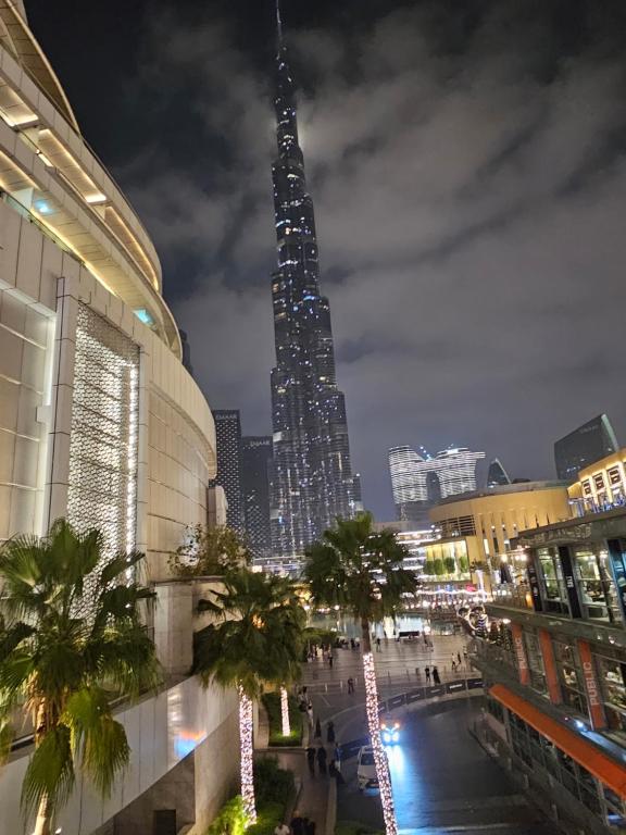 - Vistas al perfil urbano de tsim sha tsui por la noche en Jumera, en Dubái
