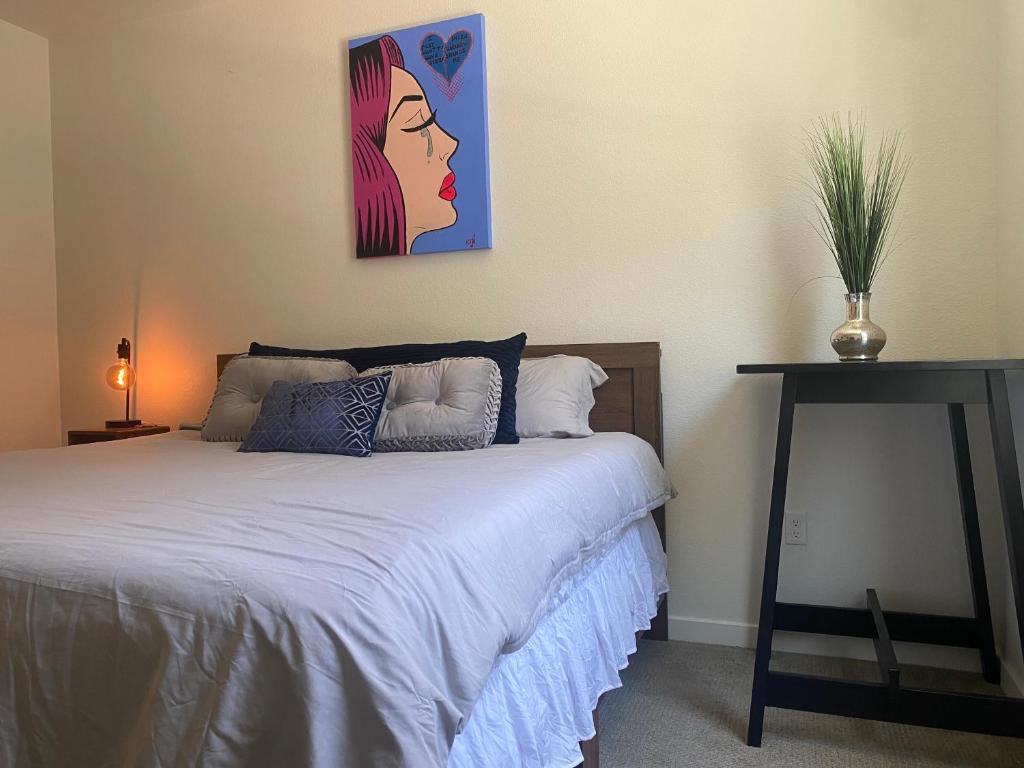 um quarto com uma cama com um quadro na parede em Luxury Apartment in Downtown Las Vegas em Las Vegas