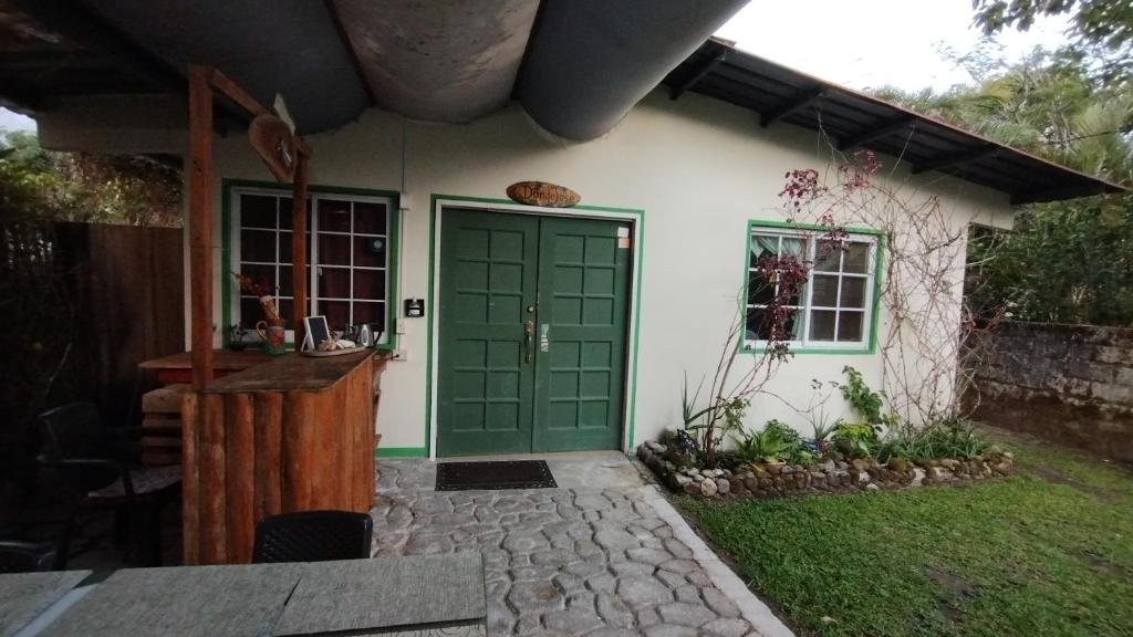una casa con una puerta verde en el patio en DondeJosé en Valle de Anton