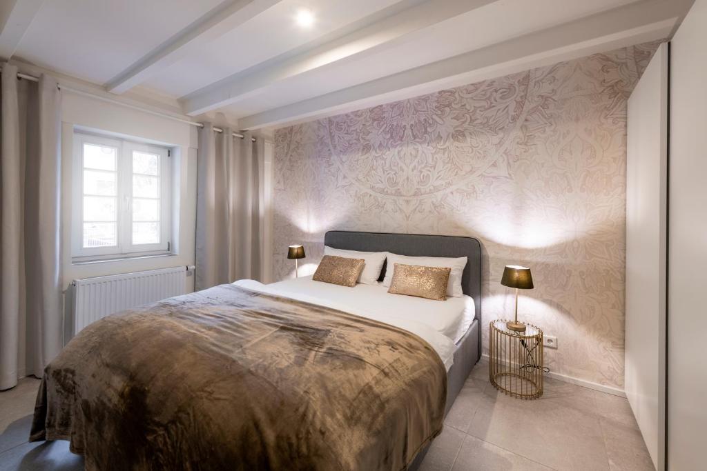 um quarto com uma cama grande e uma janela em Casa La Fattoria Sole em Unterflockenbach