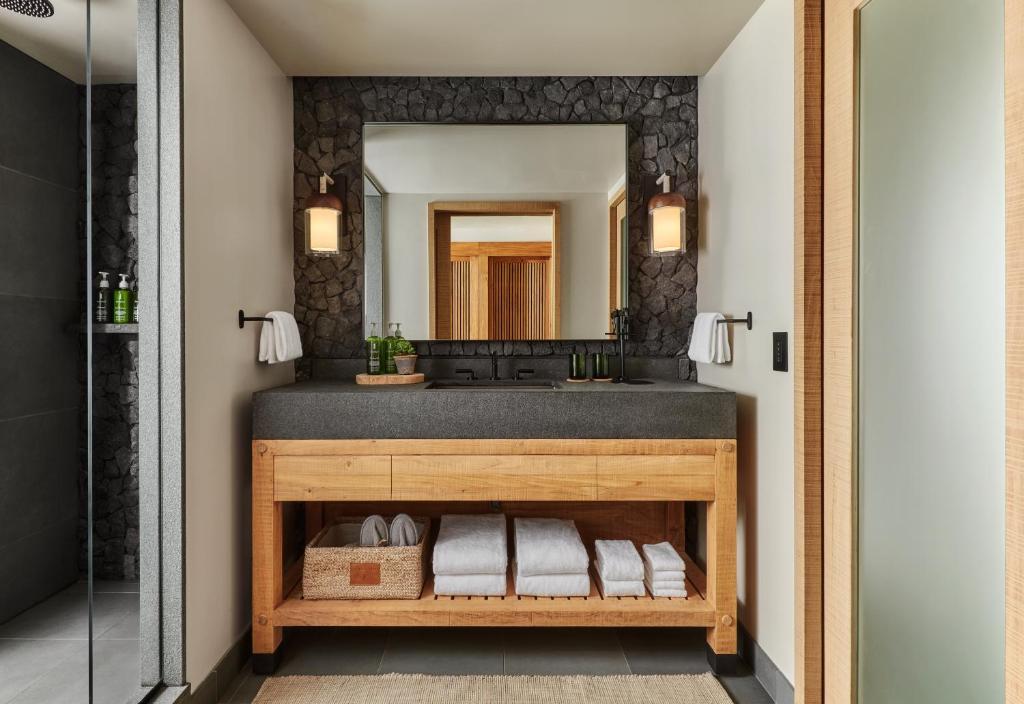 Postel nebo postele na pokoji v ubytování 1 Hotel Hanalei Bay