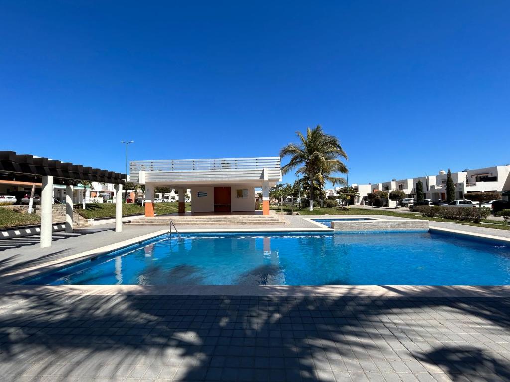 uma grande piscina em frente a um edifício em Relajante casa con alberca & auto check-in em Mazatlán