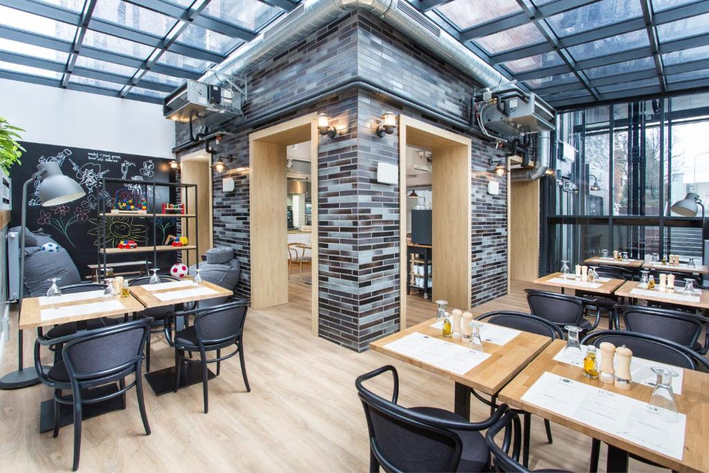 Reštaurácia alebo iné gastronomické zariadenie v ubytovaní Smart Hotel