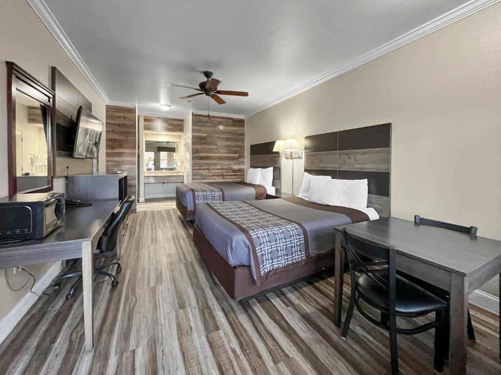 Rodeo Lodge - Deluxe Queen Room With Two Queen Beds