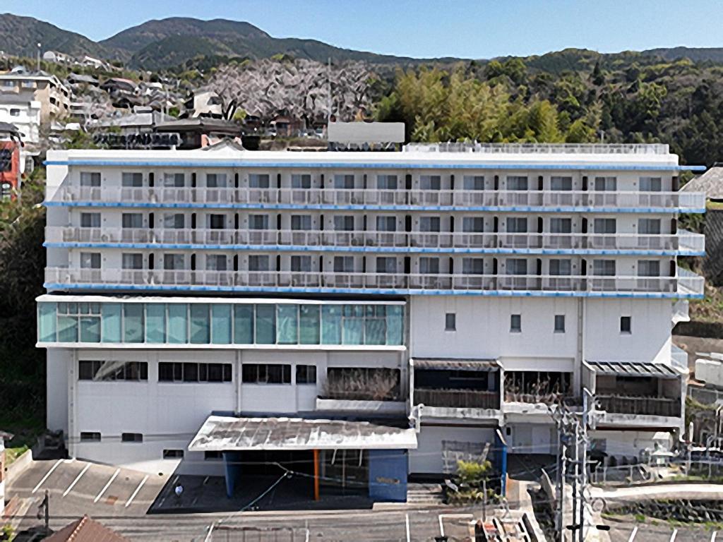 ObamaJisco Hotel Obama Onsen的一栋有很多窗户的白色大楼