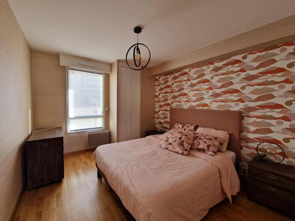 Posteľ alebo postele v izbe v ubytovaní Comfortable apartment, 50 m sandy beach