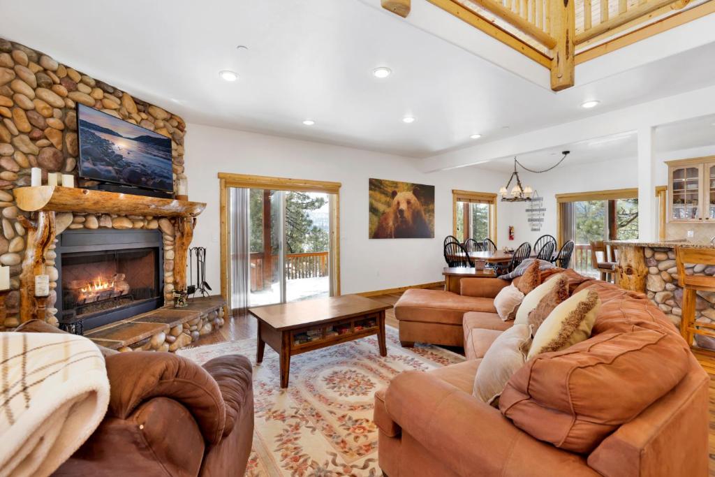 ein Wohnzimmer mit Sofas und Kamin in der Unterkunft Cozy Lakeview Hideaway by Big Bear Vacations Amazing Fawnskin Log Cabin Chalet in Fawnskin