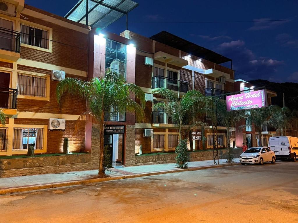 a building with a sign on the side of it at Apart Hotel Chilecito in Chilecito