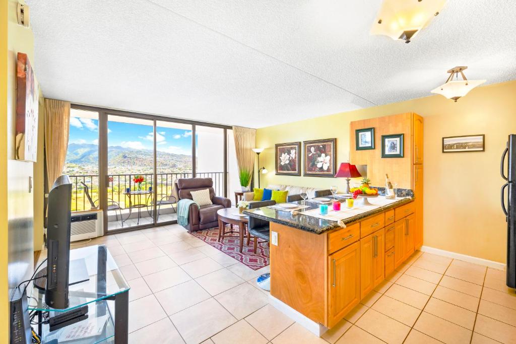 Stylish Condo with Mountain Views in Waikiki Banyan!_1