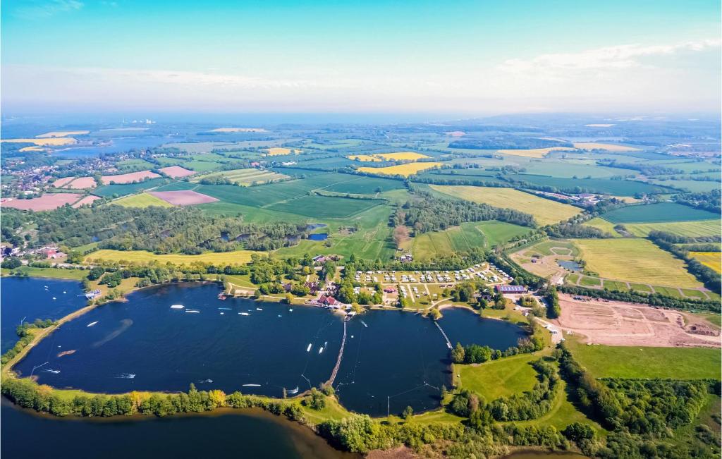 une vue aérienne sur un lac avec des maisons et des arbres dans l'établissement Beautiful Apartment In Süsel With Wifi, à Süsel