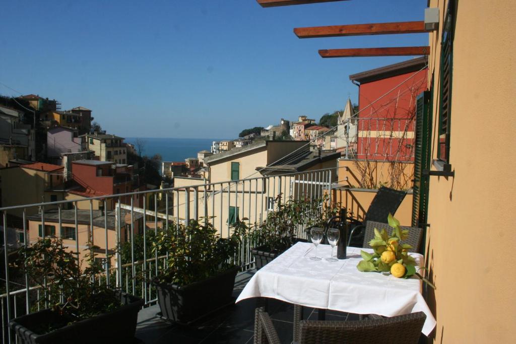 a table with a basket of fruit on top of it at Locanda Ca Da Iride in Riomaggiore
