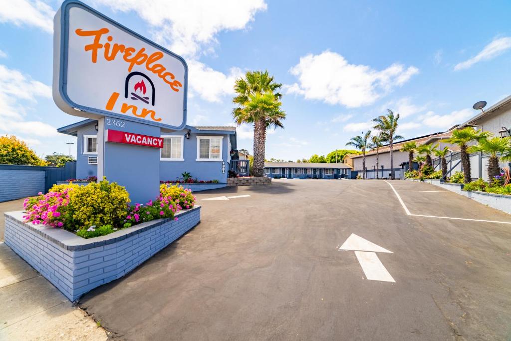 ein Schild für ein Fast-Food-Restaurant auf einem Parkplatz in der Unterkunft The Monterey Fireplace Inn in Monterey