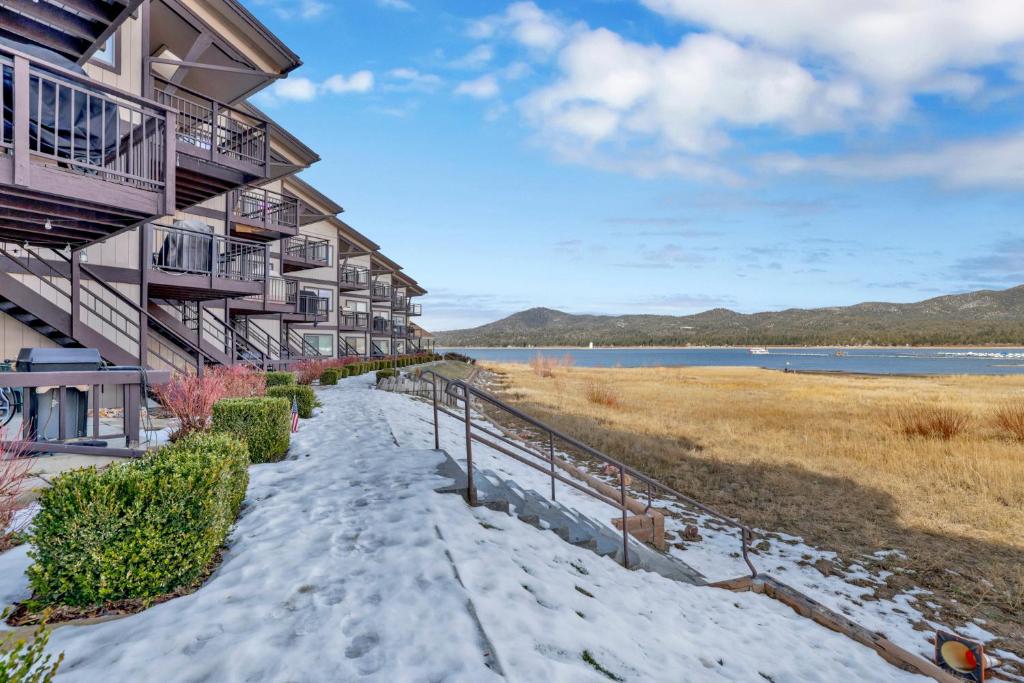 Forest Shores Lake View Condo by Big Bear Vacations Lakefront Village