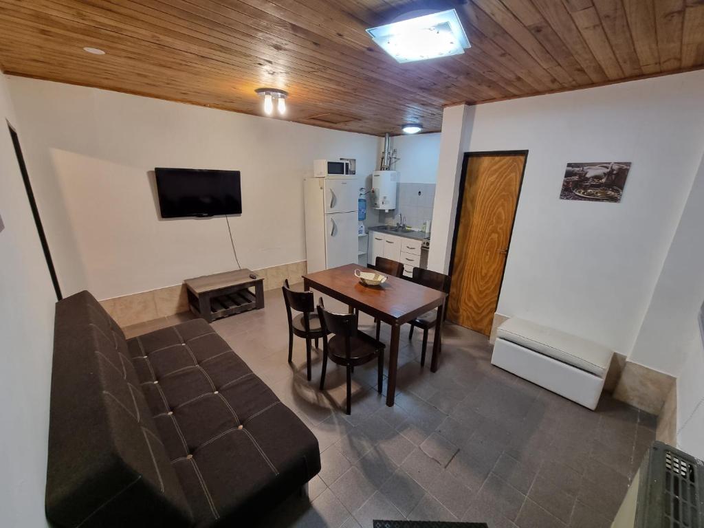 eine Küche und ein Esszimmer mit einem Tisch und Stühlen in der Unterkunft Departamento por día in Río Gallegos