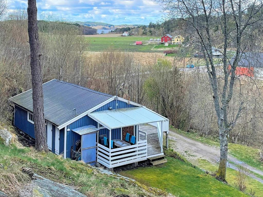 une maison bleue assise au sommet d'une colline dans l'établissement Holiday home LJUNGSKILE VI, à Ljungskile