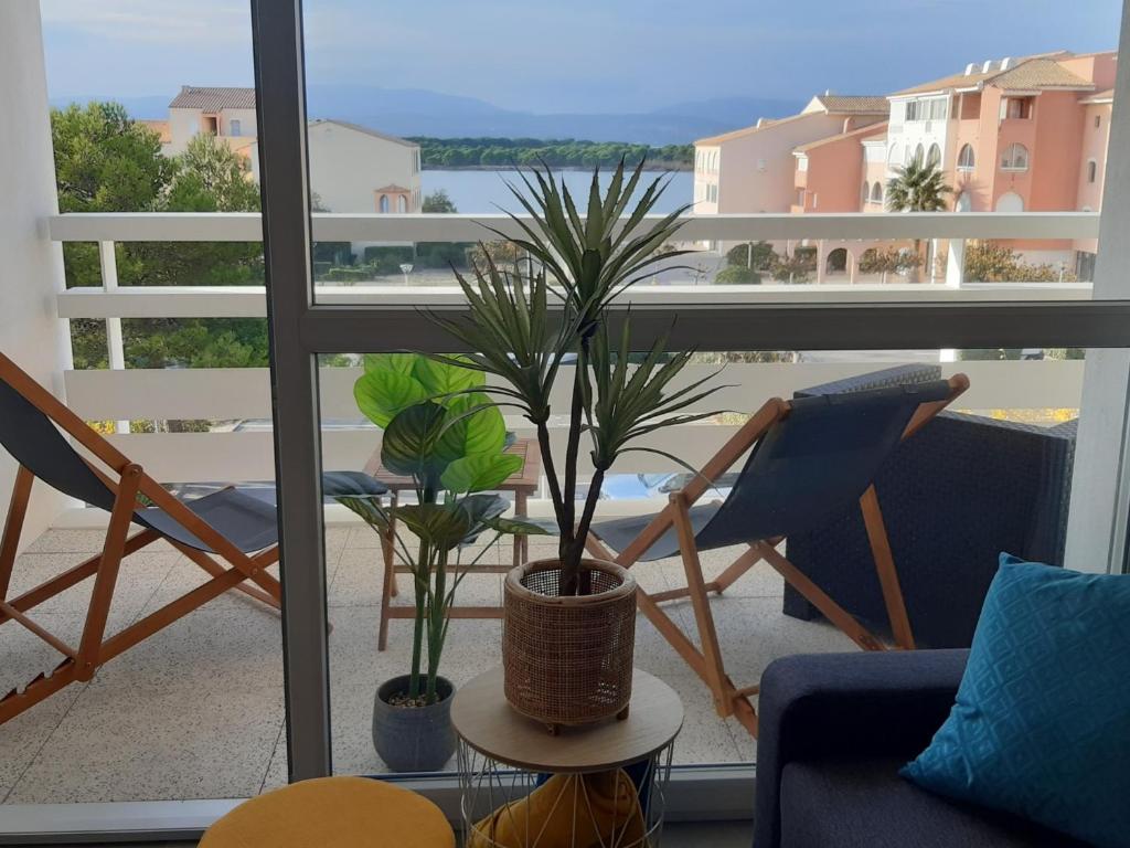 - un balcon avec des chaises et des plantes dans l'établissement Superbe T2 climatisé - 4P - Secteur Port - WIFI - PKG - FR-1-727-9, à Port-Leucate