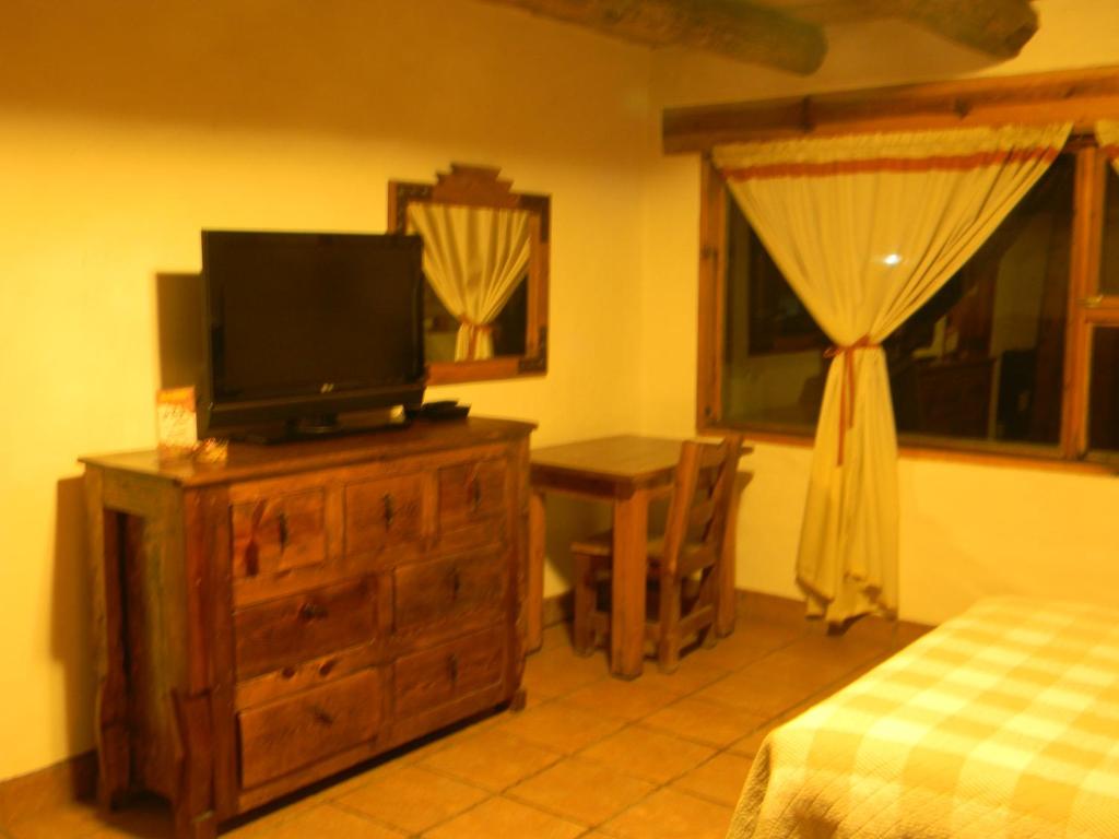 TV a/nebo společenská místnost v ubytování La Troje de Adobe