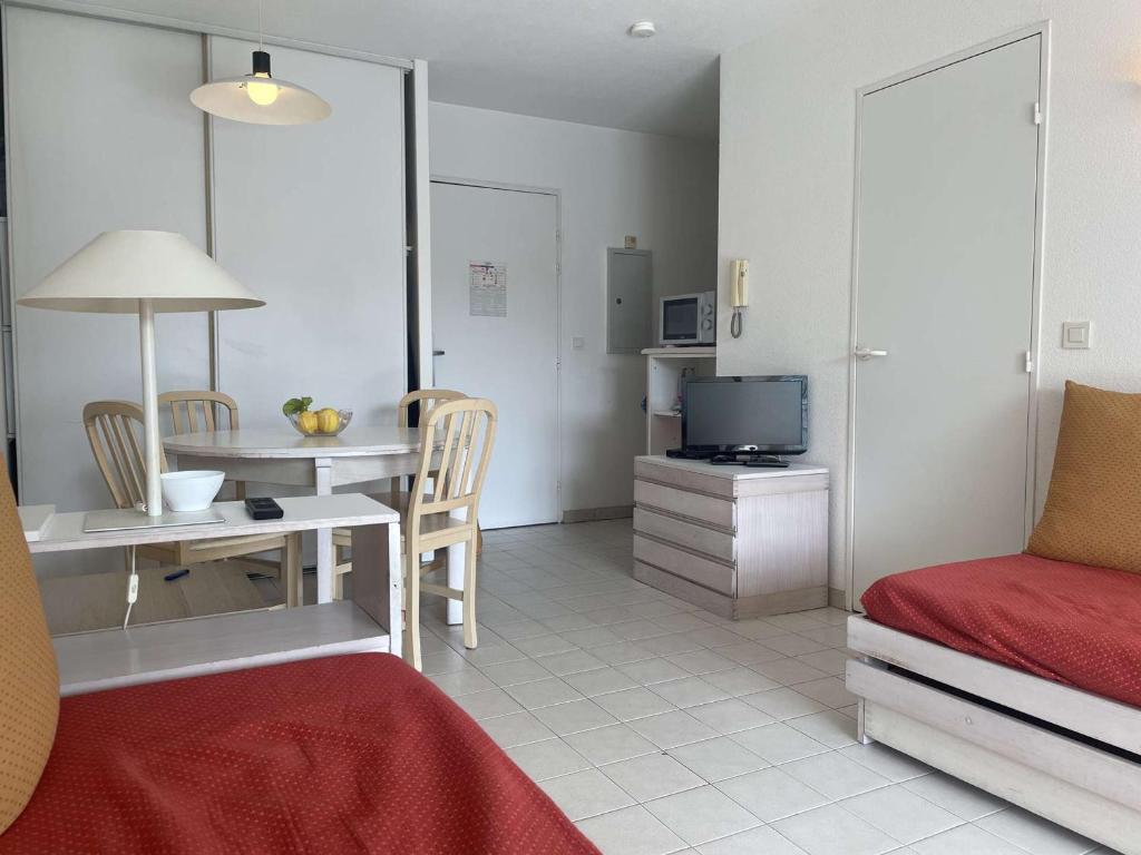 Kuchyňa alebo kuchynka v ubytovaní Appartement 2 pièces avec piscine - 4 couchages, Juan les Pins - FR-1-252-190