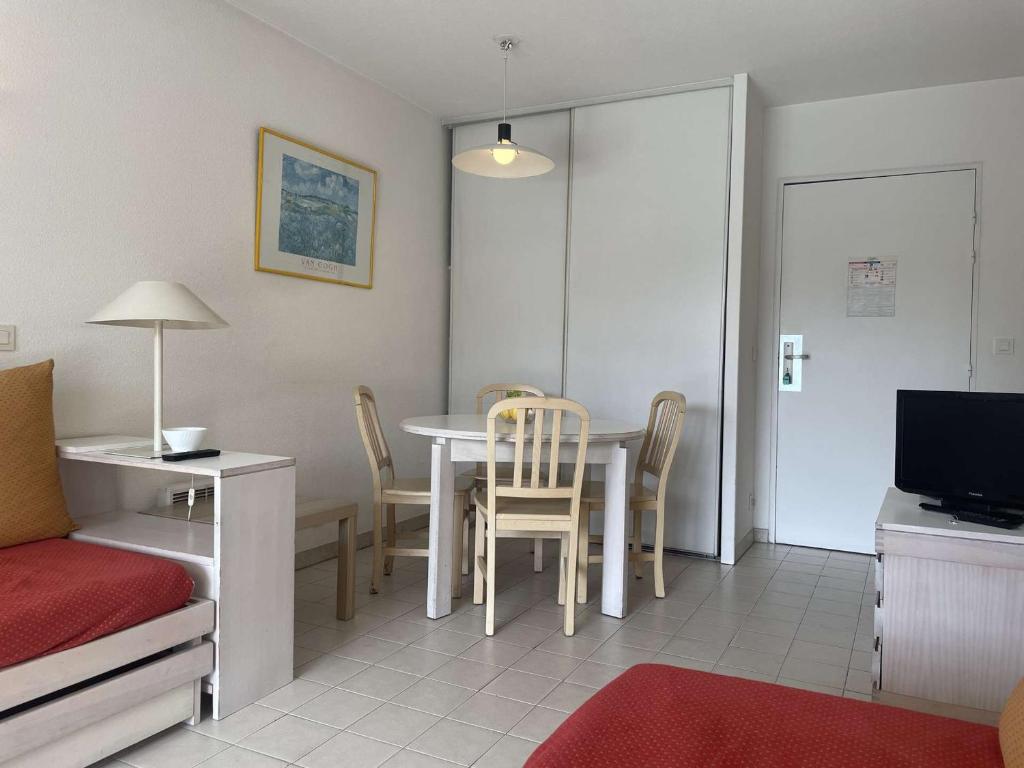 Televízia a/alebo spoločenská miestnosť v ubytovaní Appartement 2 pièces avec piscine - 4 couchages, Juan les Pins - FR-1-252-190